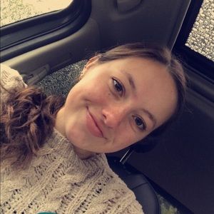 Meet your Posher, Caitlin
